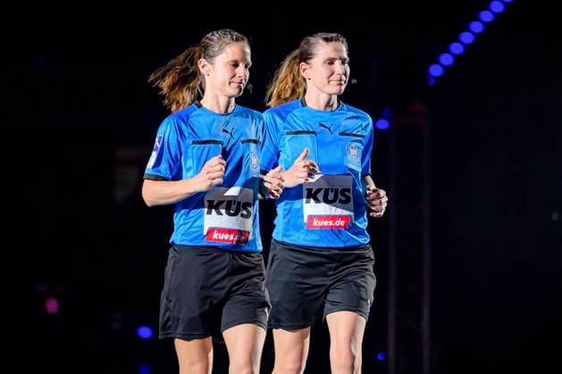 Stuttgart, Deutschland 16. Mai 2021: HBF - Pokal Final 4 - Finale - HL Buchholz-Rosengarten vs. SG BBM Bietigheim Schiedsrichterinnen Maike Merz und Tanja Kuttler Stuttgart Porsche Arena Baden-Württemberg Deutschland
