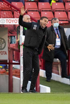 Barnsley v Swansea City Sky Bet Championship Barnsley manager Valerien Ismael instructs his players during the Sky Bet Championship Play-Off Semi Final 1st leg between Barnsley and Swansea City at Oakwell, Barnsley Content Not Available For UK Newspapers Copyright: xRussellxHartx FIL-15554-0009