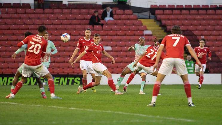 Sport Bilder des Tages Barnsley v Swansea City Sky Bet Championship Andre Ayew of Swansea City scores his team s 1st goal to make it 1-0 during the Sky Bet Championship Play-Off Semi Final 1st leg between Barnsley and Swansea City at Oakwell, Barnsley Content Not Available For UK Newspapers Copyright: xRussellxHartx FIL-15554-0015