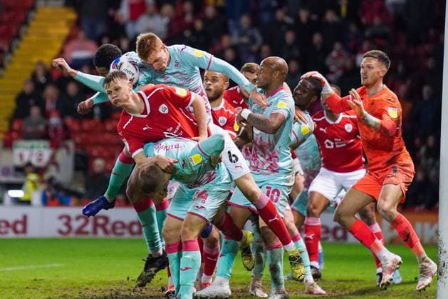 Barnsley v Swansea City EFL Sky Bet Championship 17 05 2021. Play-Off First Leg Barnsley defender Mads Juel Andersen (6) wrestles with a group of players on a corner during the EFL Sky Bet Championship 1st leg play off match between Barnsley and Swansea City at Oakwell, Barnsley, England on 17 May 2021. Barnsley Oakwell South Yorkshire England Editorial use only DataCo restrictions apply See www.football-dataco.com , Copyright: xMalcolmxBrycex PSI-12778-0046