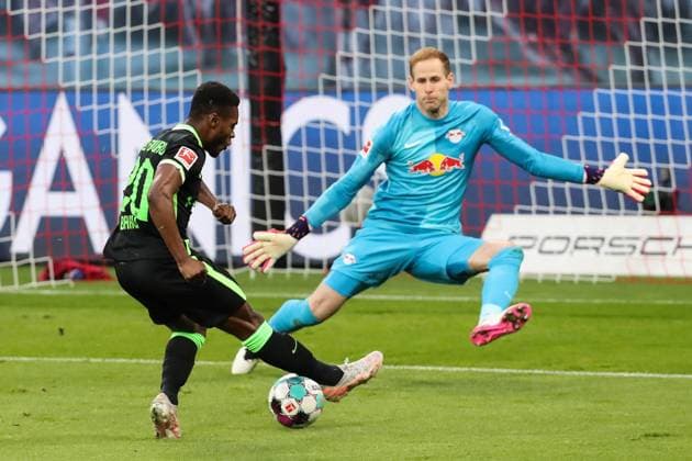 Ridle Baku (VfL Wolfsburg,20) gegen Torwart Peter Gulacsi (RB Leipzig,1) - 1 Fussball Bundesliga Saison 2020-2021 Punktspiel RB Leipzig vs. VfL Wolfsburg in der Red Bull Arena in Leipzig - Aktion,Fussball,Deutschland,Mann,Männer,16.05.2021