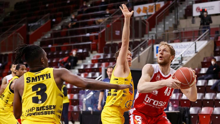 19.05.2021, Basketball, BBL 2020 2021, Viertelfinale, 1. Spieltag, MHP RIESEN Ludwigsburg - Brose Bamberg, GER, Ludwigsburg, MHPArena Bild: v. li. Jaleen Smith (MHP RIESEN), Jordan Hulls (MHP RIESEN) und Christian Sengfelder (Brose Bamberg) Copyright: HMBxMedia xHeikoxBecker