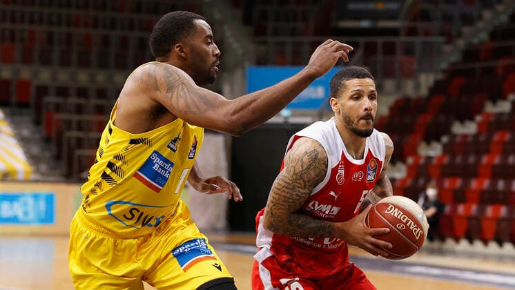 19.05.2021, Basketball, BBL 2020 2021, Viertelfinale, 1. Spieltag, MHP RIESEN Ludwigsburg - Brose Bamberg, GER, Ludwigsburg, MHPArena Bild: v. li. Tremmell Darden (MHP RIESEN) und Tyler Larson (Brose Bamberg) Copyright: HMBxMedia xHeikoxBecker