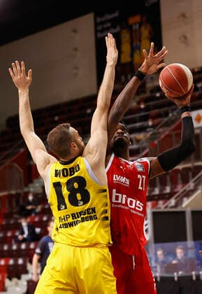 19.05.2021, Basketball, BBL 2020 2021, Viertelfinale, 1. Spieltag, MHP RIESEN Ludwigsburg - Brose Bamberg, GER, Ludwigsburg, MHPArena Bild: v. li. Jonas Wohlfarth-Bottermann (MHP RIESEN) und Shevon Thompson (Brose Bamberg) Copyright: HMBxMedia xHeikoxBecker