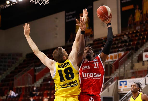 19.05.2021, Basketball, BBL 2020 2021, Viertelfinale, 1. Spieltag, MHP RIESEN Ludwigsburg - Brose Bamberg, GER, Ludwigsburg, MHPArena Bild: v. li. Jonas Wohlfarth-Bottermann (MHP RIESEN) und Shevon Thompson (Brose Bamberg) Copyright: HMBxMedia xHeikoxBecker