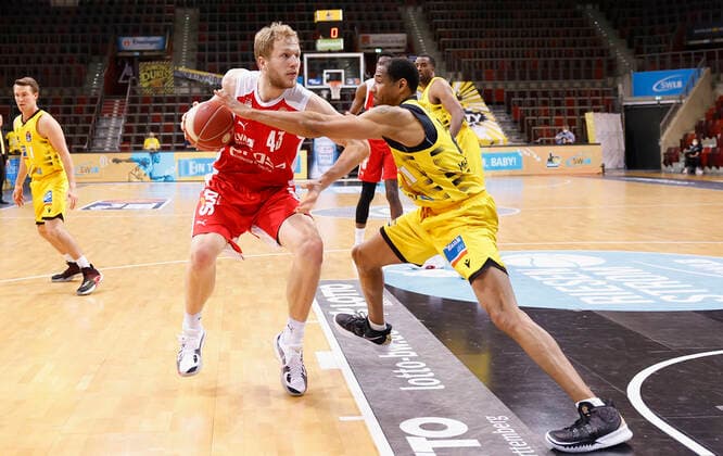 19.05.2021, Basketball, BBL 2020 2021, Viertelfinale, 1. Spieltag, MHP RIESEN Ludwigsburg - Brose Bamberg, GER, Ludwigsburg, MHPArena Bild: v. li. Christian Sengfelder (Brose Bamberg) und Tremmell Darden (MHP RIESEN) Copyright: HMBxMedia xHeikoxBecker