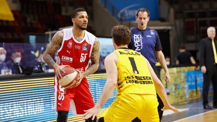 19.05.2021, Basketball, BBL 2020 2021, Viertelfinale, 1. Spieltag, MHP RIESEN Ludwigsburg - Brose Bamberg, GER, Ludwigsburg, MHPArena Bild: v. li. Tyler Larson (Brose Bamberg) und Jordan Hulls (MHP RIESEN) Copyright: HMBxMedia xHeikoxBecker