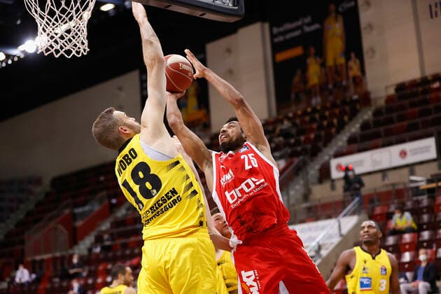 19.05.2021, Basketball, BBL 2020 2021, Viertelfinale, 1. Spieltag, MHP RIESEN Ludwigsburg - Brose Bamberg, GER, Ludwigsburg, MHPArena Bild: v. li. Jonas Wohlfarth-Bottermann (MHP RIESEN), Jordan Hulls (MHP RIESEN) und Kenneth Ogbe (Brose Bamberg) Copyright: HMBxMedia xHeikoxBecker