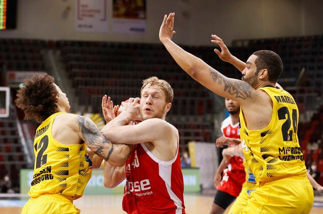 19.05.2021, Basketball, BBL 2020 2021, Viertelfinale, 1. Spieltag, MHP RIESEN Ludwigsburg - Brose Bamberg, GER, Ludwigsburg, MHPArena Bild: v. li. Jonah Radebaugh (MHP RIESEN), Christian Sengfelder (Brose Bamberg) und Andrew Warren (MHP RIESEN) Copyright: HMBxMedia xHeikoxBecker