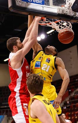 19.05.2021, Basketball, BBL 2020 2021, Viertelfinale, 1. Spieltag, MHP RIESEN Ludwigsburg - Brose Bamberg, GER, Ludwigsburg, MHPArena Bild: v. li. David Kravish (Brose Bamberg) und Tremmell Darden (MHP RIESEN) Copyright: HMBxMedia xHeikoxBecker