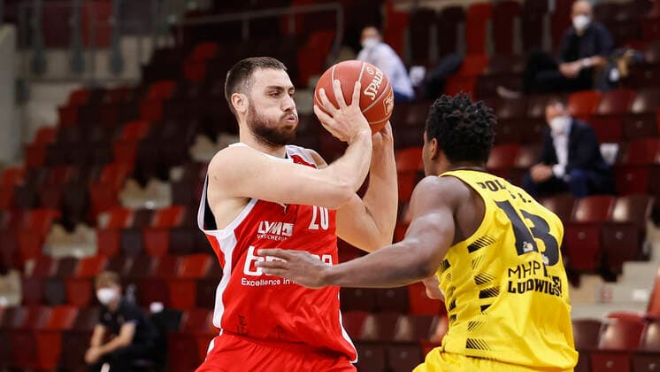 19.05.2021, Basketball, BBL 2020 2021, Viertelfinale, 1. Spieltag, MHP RIESEN Ludwigsburg - Brose Bamberg, GER, Ludwigsburg, MHPArena Bild: v. li. Chase Fieler (Brose Bamberg) und Yorman Polas Bartolo (MHP RIESEN) Copyright: HMBxMedia xHeikoxBecker