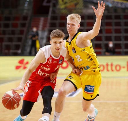 19.05.2021, Basketball, BBL 2020 2021, Viertelfinale, 1. Spieltag, MHP RIESEN Ludwigsburg - Brose Bamberg, GER, Ludwigsburg, MHPArena Bild: v. li. Bennet Hundt (Brose Bamberg) und Jacob Patrick (MHP RIESEN) Copyright: HMBxMedia xHeikoxBecker