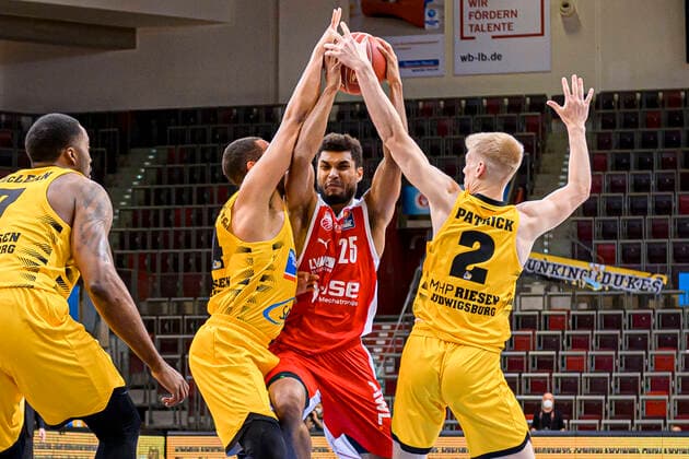 Ludwigsburg, Deutschland 19. Mai 2021: BBL- 20 21 - Playoffs Viertelfinale - MHP Riesen Ludwigsburg vs. Brose Bamberg v. li. im Zweikampf Andrew Warren (Ludwigsburg) und Kenneth Ogbe (Bamberg), Jacob Patrick (Ludwigsburg) Ludwigsburg MHP Arena Baden-Württemberg Deutschland