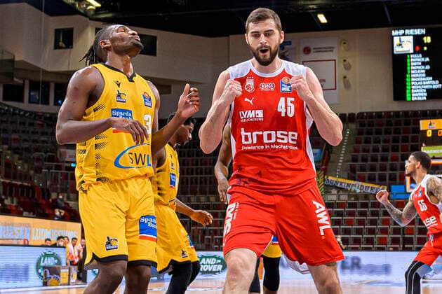 Ludwigsburg, Deutschland 19. Mai 2021: BBL- 20 21 - Playoffs Viertelfinale - MHP Riesen Ludwigsburg vs. Brose Bamberg v.li. Jaleen Smith (Ludwigsburg), David Kravish (Bamberg) Ludwigsburg MHP Arena Baden-Württemberg Deutschland