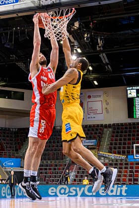 Ludwigsburg, Deutschland 19. Mai 2021: BBL- 20 21 - Playoffs Viertelfinale - MHP Riesen Ludwigsburg vs. Brose Bamberg v.li. David Kravish (Bamberg), Tremmell Darden (Ludwigsburg) Ludwigsburg MHP Arena Baden-Württemberg Deutschland