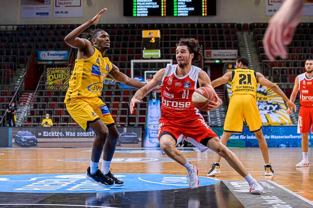 Ludwigsburg, Deutschland 19. Mai 2021: BBL- 20 21 - Playoffs Viertelfinale - MHP Riesen Ludwigsburg vs. Brose Bamberg v.li. Jaleen Smith (Ludwigsburg), Michele Vitali (Bamberg) Ludwigsburg MHP Arena Baden-Württemberg Deutschland
