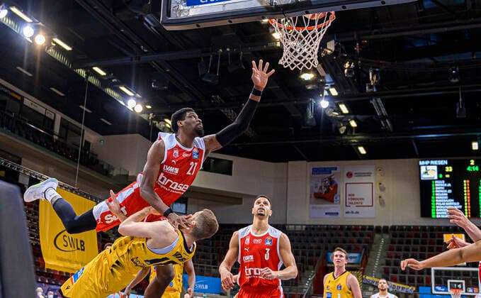 Sport Bilder des Tages Ludwigsburg, Deutschland 19. Mai 2021: BBL- 20 21 - Playoffs Viertelfinale - MHP Riesen Ludwigsburg vs. Brose Bamberg Shevon Thompson (Bamberg), Jonas Wohlfarth-Bottermann (Ludwigsburg) Ludwigsburg MHP Arena Baden-Württemberg Deutschland