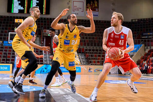 Ludwigsburg, Deutschland 19. Mai 2021: BBL- 20 21 - Playoffs Viertelfinale - MHP Riesen Ludwigsburg vs. Brose Bamberg v.li. Jonas Wohlfarth-Bottermann (Ludwigsburg), Andrew Warren (Ludwigsburg), Christian Sengfelder (Bamberg) Ludwigsburg MHP Arena Baden-Württemberg Deutschland