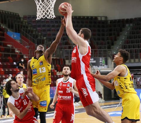 V.li. Yorman Polas Bartolo (Riesen) , David Kravish (Bamberg), Oscar Da Silva (Riesen) . MHP Riesen Ludwigsburg vs. Brose Bamberg. Basketball-Bundesliga 2020-2021. Playoff Viertelfinale Spiel 1 . Ludwigsburg , GER, 19.05.2021,