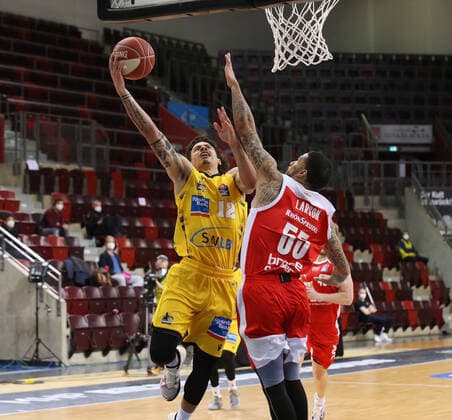 V.li. Jonah Radebaugh (Riesen) , Tyler Larson (Bamberg) . MHP Riesen Ludwigsburg vs. Brose Bamberg. Basketball-Bundesliga 2020-2021. Playoff Viertelfinale Spiel 1 . Ludwigsburg , GER, 19.05.2021,