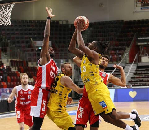 V.li. Tyler Larson (Bamberg), Jaleen Smith (Riesen) . MHP Riesen Ludwigsburg vs. Brose Bamberg. Basketball-Bundesliga 2020-2021. Playoff Viertelfinale Spiel 1 . Ludwigsburg , GER, 19.05.2021,
