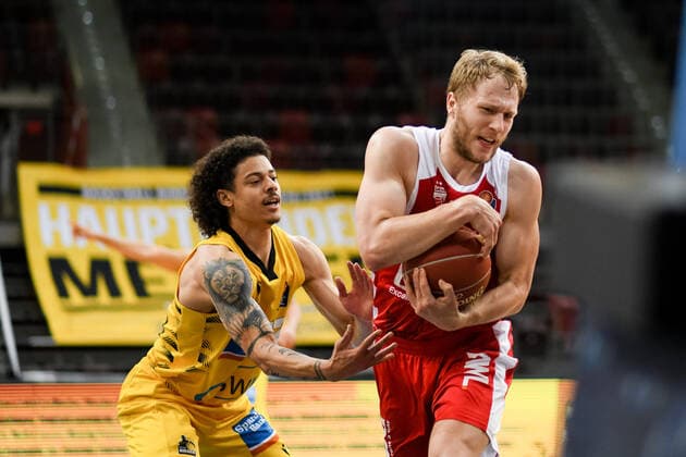 Christian Sengfelder (Brose Bamberg) im Zweikampf mit Jonah Radebaugh (MHP Riesen Ludwigsburg), GER, MHP Riesen Ludwigsburg vs. Brose Bamberg, 19.05.2021, Play Off Viertelfinale Spiel 1, easycredit Basketball Bundesliga, Spielzeit 2020 2021. GER, MHP Riesen Ludwigsburg vs. Brose Bamberg, 19.05.2021, Play Off Viertelfinale Spiel 1, easycredit Basketball Bundesliga, Spielzeit 2020 2021 Ludwigsburg Copyright: xEibnerxPressefoto MichaelxMemmlerx EP_MMR