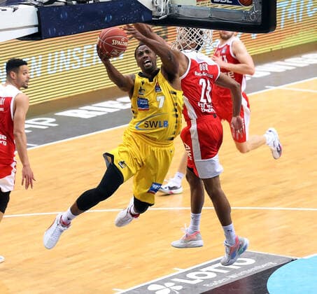 V.li. Jamel McLean (Riesen) , Kenneth Ogbe (Bamberg) . MHP Riesen Ludwigsburg vs. Brose Bamberg. Basketball-Bundesliga 2020-2021. Playoff Viertelfinale Spiel 1 . Ludwigsburg , GER, 19.05.2021,