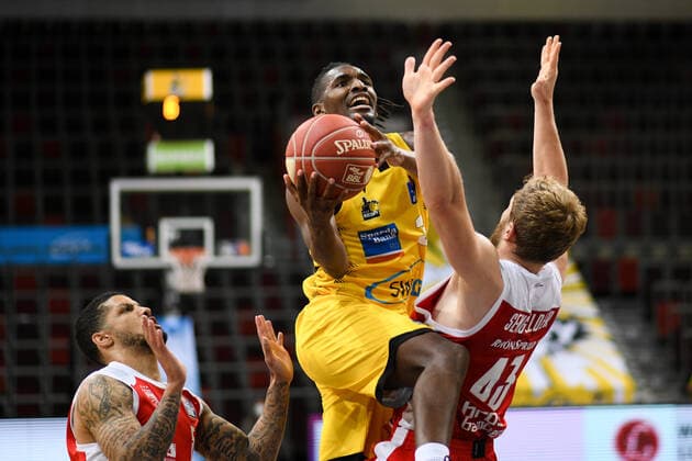 Jaleen Smith (MHP Riesen Ludwigsburg) am Korb gegen Christian Sengfelder (Brose Bamberg), GER, MHP Riesen Ludwigsburg vs. Brose Bamberg, 19.05.2021, Play Off Viertelfinale Spiel 1, easycredit Basketball Bundesliga, Spielzeit 2020 2021. GER, MHP Riesen Ludwigsburg vs. Brose Bamberg, 19.05.2021, Play Off Viertelfinale Spiel 1, easycredit Basketball Bundesliga, Spielzeit 2020 2021 Ludwigsburg Copyright: xEibnerxPressefoto MichaelxMemmlerx EP_MMR