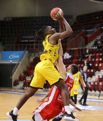 Ludwigsburg , Basketball easyCredit BBL Bundesliga ,Viertelfinale Spiel 1 , MHP RIESEN Ludwigsburg vs. Brose Bamberg , von oben: Jaleen Smith ( Riesen ) Chase Fieler ( Bamberg ) ,