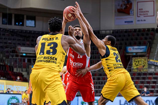 Ludwigsburg, Deutschland 19. Mai 2021: BBL- 20 21 - Playoffs Viertelfinale - MHP Riesen Ludwigsburg vs. Brose Bamberg v.li. Yorman Polas Bartolo (Ludwigsburg), Kenneth Ogbe (Bamberg), Tremmell Darden (Ludwigsburg) Ludwigsburg MHP Arena Baden-Württemberg Deutschland