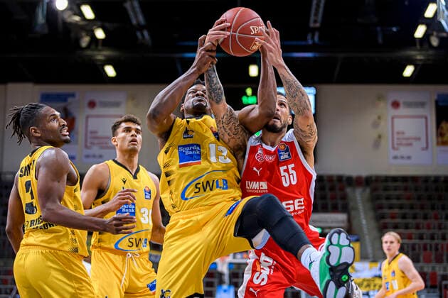 Ludwigsburg, Deutschland 19. Mai 2021: BBL- 20 21 - Playoffs Viertelfinale - MHP Riesen Ludwigsburg vs. Brose Bamberg v. li. im Zweikampf Yorman Polas Bartolo (Ludwigsburg) und Tyler Larson (Bamberg) Ludwigsburg MHP Arena Baden-Württemberg Deutschland