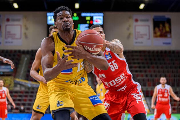 Ludwigsburg, Deutschland 19. Mai 2021: BBL- 20 21 - Playoffs Viertelfinale - MHP Riesen Ludwigsburg vs. Brose Bamberg v. li. im Zweikampf Yorman Polas Bartolo (Ludwigsburg) und Tyler Larson (Bamberg) Ludwigsburg MHP Arena Baden-Württemberg Deutschland