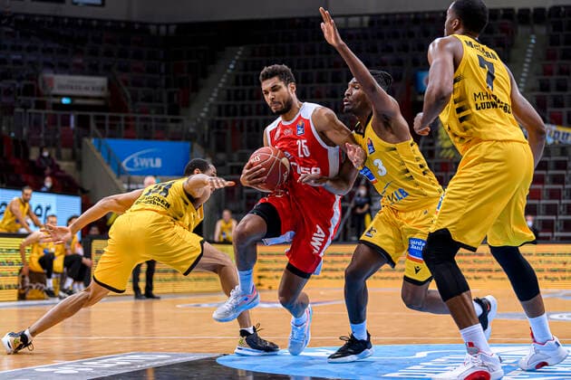 Ludwigsburg, Deutschland 19. Mai 2021: BBL- 20 21 - Playoffs Viertelfinale - MHP Riesen Ludwigsburg vs. Brose Bamberg v.li. Tremmell Darden (Ludwigsburg), Kenneth Ogbe (Bamberg), Jaleen Smith (Ludwigsburg), Jamel McLean (Ludwigsburg) Ludwigsburg MHP Arena Baden-Württemberg Deutschland