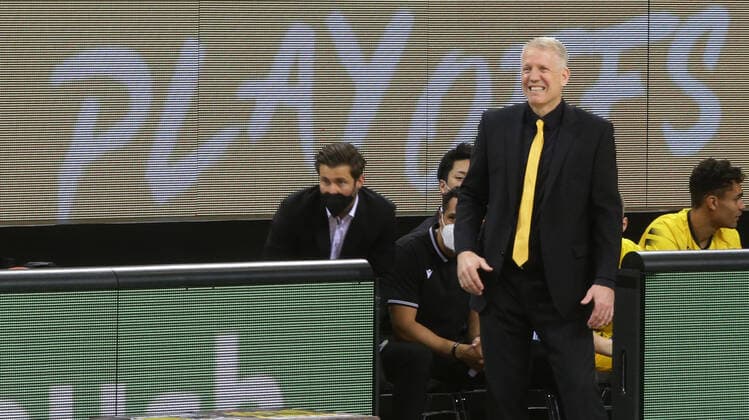 Ludwigsburg , Basketball easyCredit BBL Bundesliga ,Viertelfinale Spiel 1 , MHP RIESEN Ludwigsburg vs. Brose Trainer John Patrick ( Riesen ) ,