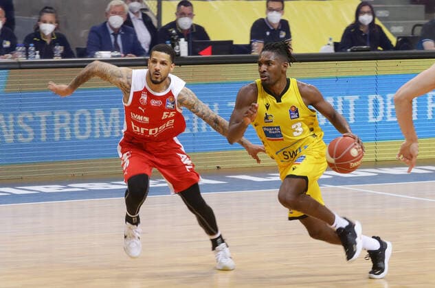 Ludwigsburg , Basketball easyCredit BBL Bundesliga ,Viertelfinale Spiel 1 , MHP RIESEN Ludwigsburg vs. Brose Bamberg , von links: Tyler Larson ( Bamberg ) Jaleen Smith ( Riesen )