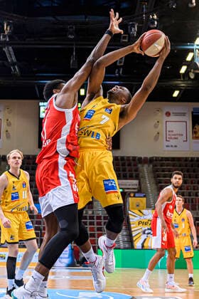 Ludwigsburg, Deutschland 19. Mai 2021: BBL- 20 21 - Playoffs Viertelfinale - MHP Riesen Ludwigsburg vs. Brose Bamberg Shevon Thompson (Bamberg), Jamel McLean (Ludwigsburg) Ludwigsburg MHP Arena Baden-Württemberg Deutschland
