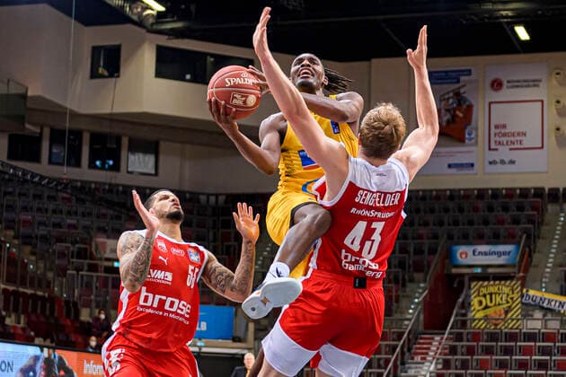 Ludwigsburg, Deutschland 19. Mai 2021: BBL- 20 21 - Playoffs Viertelfinale - MHP Riesen Ludwigsburg vs. Brose Bamberg v.li. Tyler Larson (Bamberg), Jaleen Smith (Ludwigsburg), Christian Sengfelder (Bamberg) Ludwigsburg MHP Arena Baden-Württemberg Deutschland