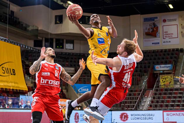 Ludwigsburg, Deutschland 19. Mai 2021: BBL- 20 21 - Playoffs Viertelfinale - MHP Riesen Ludwigsburg vs. Brose Bamberg v.li. Tyler Larson (Bamberg), Jaleen Smith (Ludwigsburg), Christian Sengfelder (Bamberg) Ludwigsburg MHP Arena Baden-Württemberg Deutschland