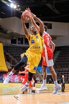 Ludwigsburg, Deutschland 19. Mai 2021: BBL- 20 21 - Playoffs Viertelfinale - MHP Riesen Ludwigsburg vs. Brose Bamberg Jamel McLean (Ludwigsburg), Kenneth Ogbe (Bamberg) Ludwigsburg MHP Arena Baden-Württemberg Deutschland