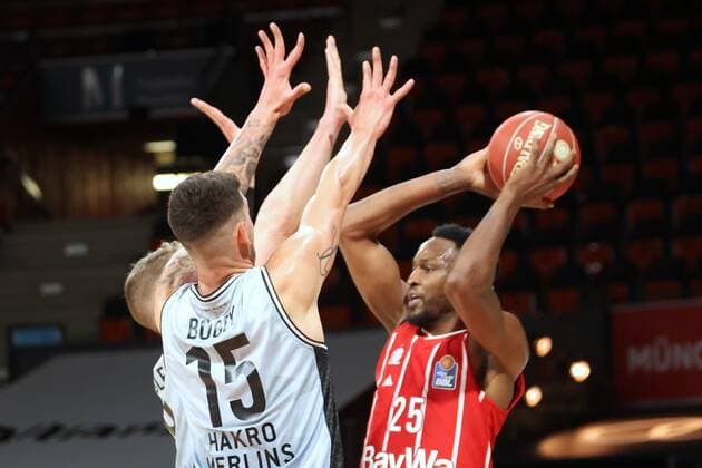 Bayerns 25 JaJuan JOHNSON vs Crailsheims 15 RADOSSAVLEJEVIC. Basketball, Bayern - Crailsheim, BBL-Playoff, Viertelfinale, 1.Spiel, Saison 2020-2021, am 19.5.2021 in Muenchen, A U D I D O M E, Deutschland. Quelle Copyright Credit : Oryk HAIST