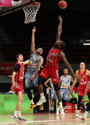 Jalen Reynolds (Muenchen) versucht Nimrod Hilliard (Crailsheim) zu blocken GER, FC Bayern Basketball vs. Hakro Merlins Crailsheim, Basketball, 1.Bundesliga, Playoffs 2020 2021, Viertelfinale Spiel 1, 19.05.2021, GER, FC Bayern Basketball vs. Hakro Merlins Crailsheim, Basketball, 1.Bundesliga, Playoffs 2020 2021, Viertelfinale Spiel 1, 19.05.2021, Muenchen Copyright: xEIBNER MarcelxEngelbrechtx EP_EER