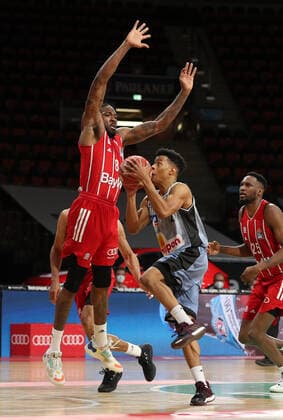 Jalen Reynolds (Muenchen) versucht Trae Bell-Haynes (Crailsheim) zu blocken GER, FC Bayern Basketball vs. Hakro Merlins Crailsheim, Basketball, 1.Bundesliga, Playoffs 2020 2021, Viertelfinale Spiel 1, 19.05.2021, GER, FC Bayern Basketball vs. Hakro Merlins Crailsheim, Basketball, 1.Bundesliga, Playoffs 2020 2021, Viertelfinale Spiel 1, 19.05.2021, Muenchen Copyright: xEIBNER MarcelxEngelbrechtx EP_EER