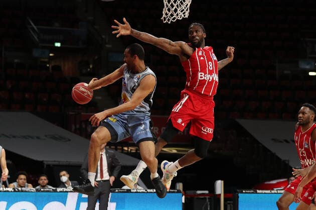 Sport Bilder des Tages Jalen Reynolds (Muenchen) versucht Elias Lasisi (Crailsheim) zu blocken GER, FC Bayern Basketball vs. Hakro Merlins Crailsheim, Basketball, 1.Bundesliga, Playoffs 2020 2021, Viertelfinale Spiel 1, 19.05.2021, GER, FC Bayern Basketball vs. Hakro Merlins Crailsheim, Basketball, 1.Bundesliga, Playoffs 2020 2021, Viertelfinale Spiel 1, 19.05.2021, Muenchen Copyright: xEIBNER MarcelxEngelbrechtx EP_EER