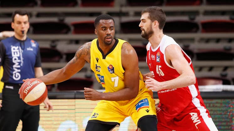 19.05.2021, Basketball, BBL 2020 2021, Viertelfinale, 1. Spieltag, MHP RIESEN Ludwigsburg - Brose Bamberg, GER, Ludwigsburg, MHPArena Bild: v. li. Jamel McLean (MHP RIESEN) und David Kravish (Brose Bamberg) Copyright: HMBxMedia xHeikoxBecker