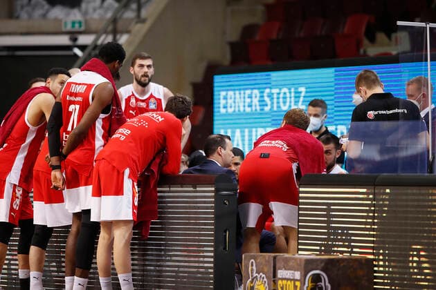 19.05.2021, Basketball, BBL 2020 2021, Viertelfinale, 1. Spieltag, MHP RIESEN Ludwigsburg - Brose Bamberg, GER, Ludwigsburg, MHPArena Bild: v. li. Auszeit mit Head Coach Johan Roijakkers (Brose Bamberg) Copyright: HMBxMedia xHeikoxBecker