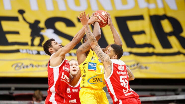 19.05.2021, Basketball, BBL 2020 2021, Viertelfinale, 1. Spieltag, MHP RIESEN Ludwigsburg - Brose Bamberg, GER, Ludwigsburg, MHPArena Bild: v. li. Kenneth Ogbe (Brose Bamberg), Jamel McLean (MHP RIESEN) und Tyler Larson (Brose Bamberg) Copyright: HMBxMedia xHeikoxBecker