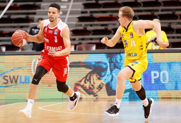 19.05.2021, Basketball, BBL 2020 2021, Viertelfinale, 1. Spieltag, MHP RIESEN Ludwigsburg - Brose Bamberg, GER, Ludwigsburg, MHPArena Bild: v. li. Dominic Lockhart (Brose Bamberg) und Lukas Herzog (MHP RIESEN) Copyright: HMBxMedia xHeikoxBecker