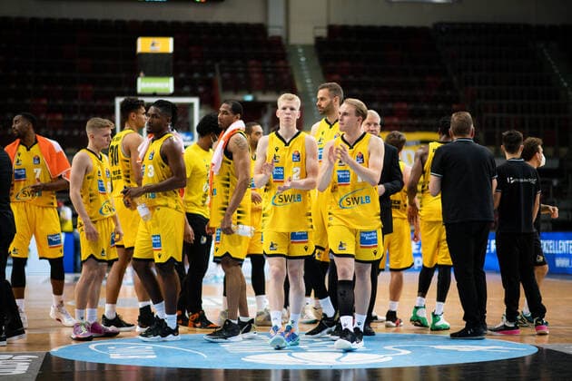 Jacob Patrick (MHP Riesen Ludwigsburg), Lukas Herzog (MHP Riesen Ludwigsburg) und Team jubeln ueber den Sieg, GER, MHP Riesen Ludwigsburg vs. Brose Bamberg, 19.05.2021, Play Off Viertelfinale Spiel 1, easycredit Basketball Bundesliga, Spielzeit 2020 2021. GER, MHP Riesen Ludwigsburg vs. Brose Bamberg, 19.05.2021, Play Off Viertelfinale Spiel 1, easycredit Basketball Bundesliga, Spielzeit 2020 2021 Ludwigsburg Copyright: xEibnerxPressefoto MichaelxMemmlerx EP_MMR