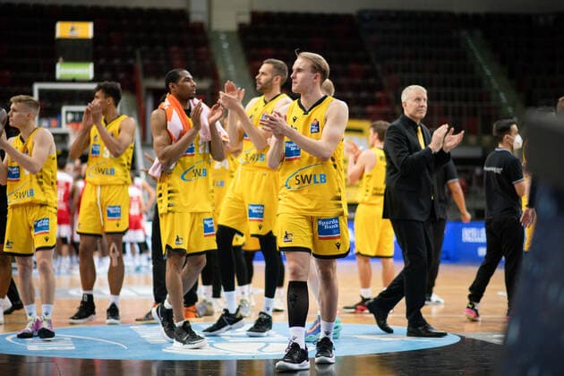 Lukas Herzog (MHP Riesen Ludwigsburg), Jonas Wohlfarth-Bottermann (MHP Riesen Ludwigsburg), Tremmell Darden (MHP Riesen Ludwigsburg), John Patrick (MHP Riesen Ludwigsburg) und Team jubeln ueber den Sieg, GER, MHP Riesen Ludwigsburg vs. Brose Bamberg, 19.05.2021, Play Off Viertelfinale Spiel 1, easycredit Basketball Bundesliga, Spielzeit 2020 2021. GER, MHP Riesen Ludwigsburg vs. Brose Bamberg, 19.05.2021, Play Off Viertelfinale Spiel 1, easycredit Basketball Bundesliga, Spielzeit 2020 2021 Ludwigsburg Copyright: xEibnerxPressefoto MichaelxMemmlerx EP_MMR