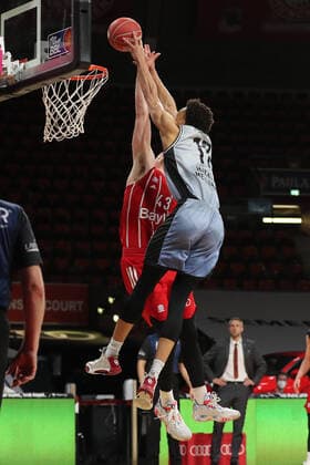 Leon Radosevic (Muenchen) versucht Jamuni McNeace (Crailsheim) zu blocken GER, FC Bayern Basketball vs. Hakro Merlins Crailsheim, Basketball, 1.Bundesliga, Playoffs 2020 2021, Viertelfinale Spiel 1, 19.05.2021, GER, FC Bayern Basketball vs. Hakro Merlins Crailsheim, Basketball, 1.Bundesliga, Playoffs 2020 2021, Viertelfinale Spiel 1, 19.05.2021, Muenchen Copyright: xEIBNER MarcelxEngelbrechtx EP_EER